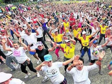 En 2013, en el parque Simon Bolivar, de Bogotá, cientos de personas buscaron romper el Guinness record de actividad física.