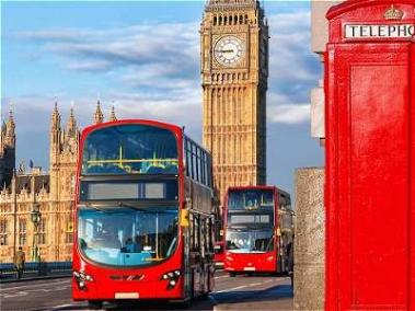 Los buses de dos pisos, las cabinas telefónicas y la torre del reloj: tres símbolos londinenses. Foto: 123RF