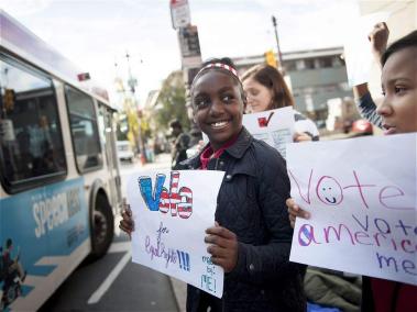 Niños animaron a los electores a ejercer su derecho al voto junto a un colegio electoral de Philadelphia, Pennsylvania.