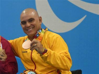 El nadador Moisés Fuentes ganó la medalla de bronce por su actuación en los 100m braza masculino - SB4.