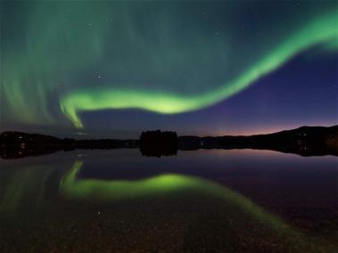 La aurora boreal o luces del norte iluminan el cielo en Västernorrland, Suecia.