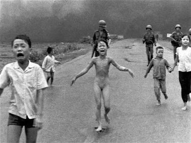 Esta foto de 1972 ganadora del Pulitzer muestra a una niña de 9 años corriendo desnuda hacia la cámara mientras escapaba de un ataque de napalm en Trang Bang, durante la guerra de Vietnam.