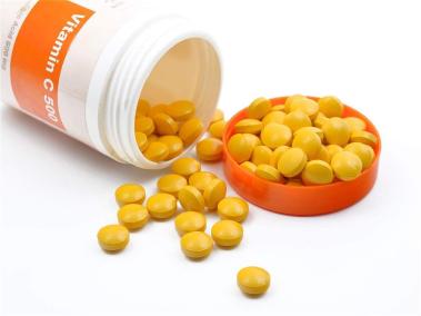 Varios estudios han llegado a la conclusión de que a menos de que viva en extremas condiciones, las pastillas de vitamina C no le servirán de nada.
