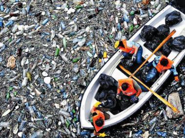 Cerca de 8 millones de toneladas de plástico se vierten cada año en el mar.
