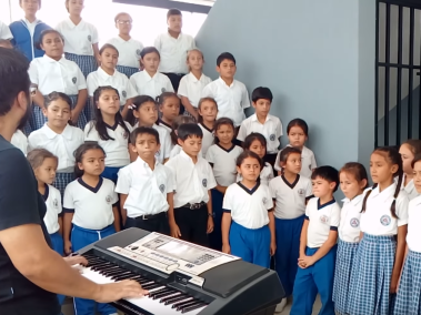 Christian Daniel Cardona es el profesor encargado de dirigir a los estudiantes que quieran participar en el coro, con montajes principalmente de música religiosa y colombiana.