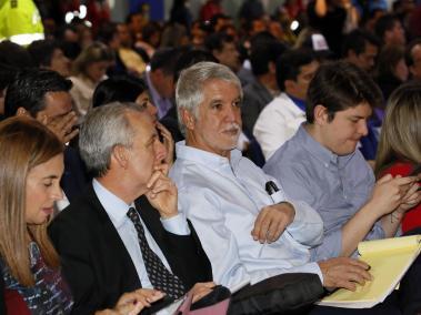El alcalde Enrique Peñalosa llegó a primera hora a cabildo sobre venta de la ETB.
