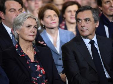 El candidato de la derecha François Fillon junto a su esposa, Penelope. Ambos fueron citados por la justicia.