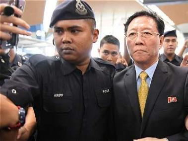 El embajador Kang Chol (d.), expulsado de Malasia.