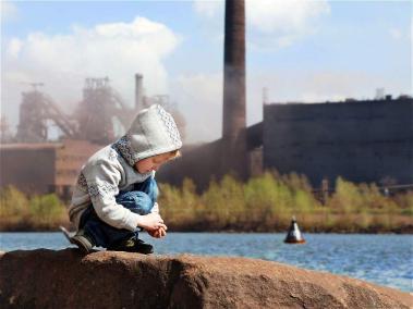 Más de una cuarta parte de las muertes de niños menores de cinco años son consecuencia de la contaminación ambiental.