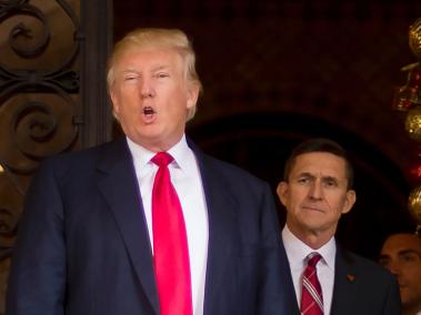 Michael Flynn junto a Trump en diciembre de 2016, dos meses después Flynn tendría que renunciar a su cargo por el escándalo con Rusia.