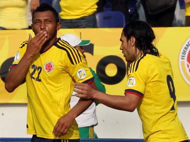 Carlos Valdés (izq.) y Radamel Falcao (der.) festejan uno de los goles frente a Bolivia.