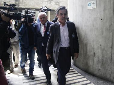 Roberto Prieto, exgerente de la campaña Santos Presidente en el 2014 (der.), llegó a la Fiscalía acompañado de su abogado.