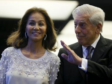Imagen de archivo que muestra al escritor Mario Vargas Llosa y su pareja Isabel Preysler a su llegada a la cena con la que el peruano y Premio Nobel de Literatura celebró su cumpleaños número 80.