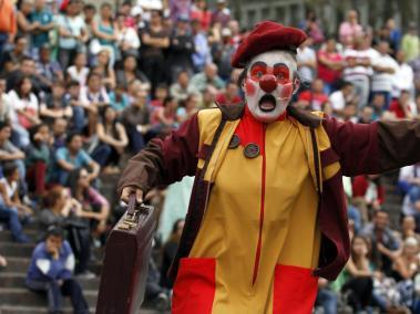 Presentación de 'clown' (payasos) del grupo Caza Retasos en la Plaza de Bolívar de Manizales.