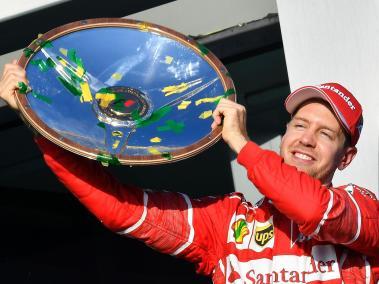 El piloto alemán Sebastian Vettel celebra su victoria en el Gran Premio de Australia de la Fórmula 1.