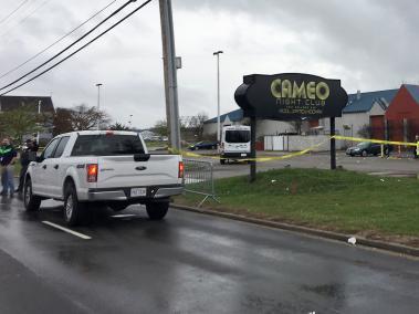 La policía acordonó el club nocturno Cameo, en Cincinnati, donde en un tiroteo murió una persona y 15 resultaron heridas.