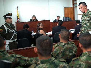 La Fiscalía les iba a imputar cargos a 12 militares responsables de los homicidios de tres jóvenes de Soacha.