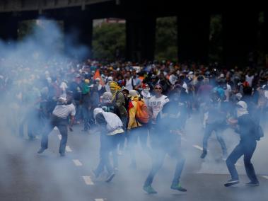 La policía venezolana disolvió con gases lacrimógenos una marcha opositora en Caracas.