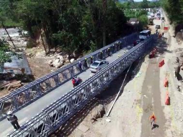 Este puente metálico, en el km 4 de la vía nacional Mocoa-Pitalito, abierto desde el martes pasado, lo armaron en cinco días el equipo de Mintransporte y el Batallón de Ingenieros Militares.