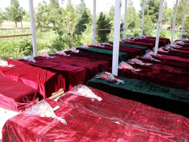 Varios féretros contienen los cuerpos de los soldados asesinados en una base en Mazar-i-Sharif, en el norte de Afganistán.