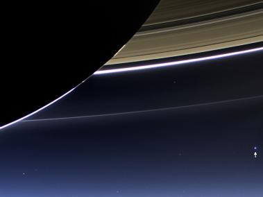 La sonda robótica Cassini empezó a ser pensada en la década de los 80 y fue lanzada al espacio en octubre de 1997. Su misión ha sido investigar a Saturno, sus anillos y sus lunas.