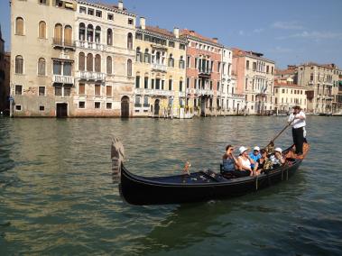 Venecia ciudad en Italia, es uno de los sitios más visitados por los turistas.