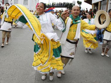 Pareja baila en desfile folclórico en Manizales