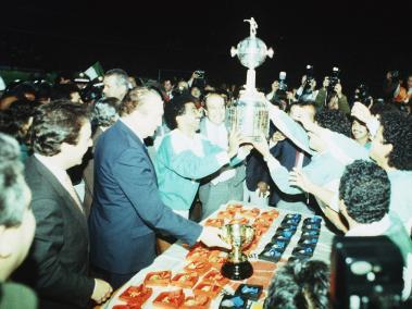 La entrega de la Copa Libertadores de 1989 al capitán de Nacional, Alexis García.