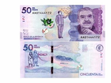 En el billete colombiano aparece sobre un fondo entre púrpura oscuro y claro sobresale el escritor Gabriel García Márquez rodeado de mariposa. En su respaldo, se observan dos representantes de una etnia de la Sierra Nevada de Santa Marta e imágenes de sus viviendas y sitios arqueológicos (Ciudad Perdida).