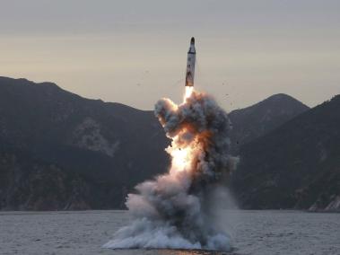Corea en estos últimos meses ha intensificado los programas balístico y nuclear. La imagen muestra lanzamiento de misil balístico en marzo pasado.