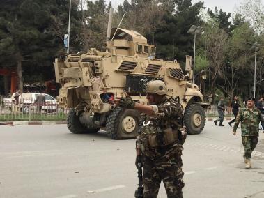 El grupo terrorista atacó un convoy de la OTAN en Kabul, donde nueve personas murieron y 28 resultaron heridas, en el primer atentado del grupo en la capital desde que Estados Unidos lanzó el pasado 13 de abril, la llamada "madre de todas las bombas" contra una de sus bases.