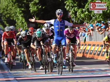 Fernando Gaviria celebra su segunda victoria en el Giro de Italia.