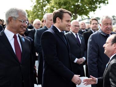 Hollande saluda al presidente electo en la conmemoración del final de la Segunda Guerra Mundial.