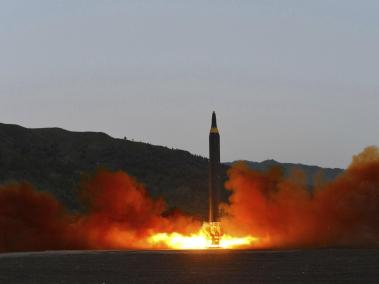 Momento en que Corea del Norte lanza un nuevo tipo de misil.
