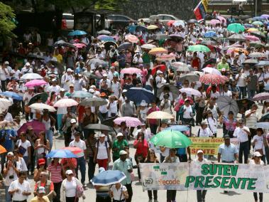 Unos 5.000 docentes del Valle del Cauca marcharon en Cali reclamando al Gobierno Nacional mayores recursos para la educación pública.