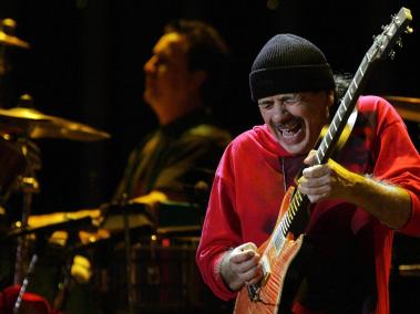 Carlos Santana es el solista latino con más números uno de la tabla, en total tiene 2 canciones. La primera de ellas es 'Supernatural' que tuvo esa posición durante 12 meses y 'Smooth' estuvo durante 9 semanas.