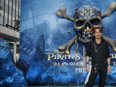 Johnny Depp regresa como el capitán Jack Sparrow.