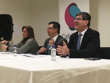 De izquierda a derecha: la liquidadora, Ángela M. Echeverri; el superintendente de Salud, Norman J. Muñoz; y el presidente de Cafesalud, Luis G. Echeverri.