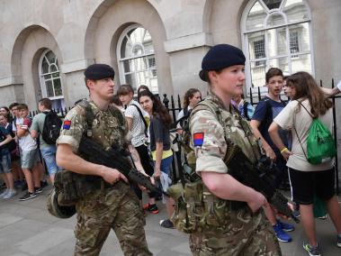 Soldados del ejército británico patrullan a lo largo del centro de Londres luego de que se elevara la alerta terrorista al máximo.