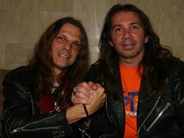 El venezolano Paul Gillman (izquierda) junto al líder de la banda Kraken, Elkin Ramírez, antes de una presentación en el 2007.