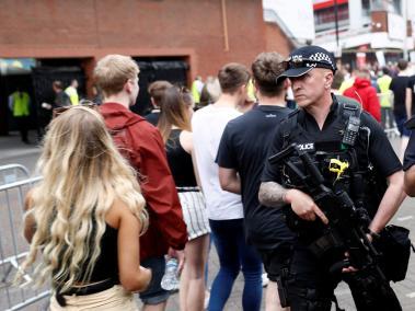 Policías armados custodian el Lancashire County Cricket Club en Manchester.