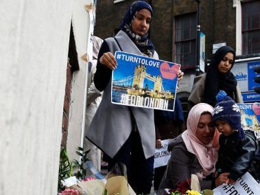 Ofrenda floral de integrantes de la comunidad musulmana británica cerca del puente de Londres.