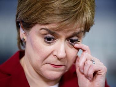La primera ministra escocesa, Nicola Sturgeon, se lamentó por el resultado de su partido y sus consecuencias: se enredó el referendo independentista.