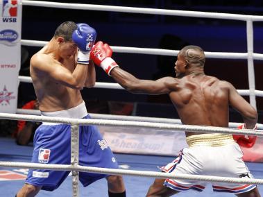 El cubano Julio César La Cruz (der.) pelea frente al colombiano Jeisson Camargo (izq.), en la división de 81Kg, en el pleito de la ronda semifinal de la séptima Serie Mundial de Boxeo.