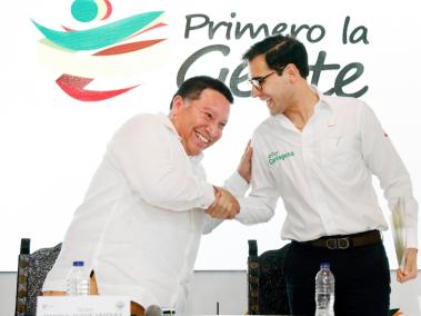 Manuel Vicente Duque (izquierda) recibió el mando de la ciudad de manos de Sergio Londoño, quien dio recomendaciones.