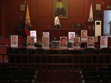 Los rostros de los 11 diputados secuestrados durante un homenaje en la Asamblea.