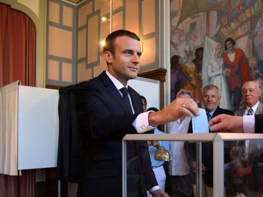 El presidente Emmanuel Macron votó en Le Touquet, norte de Francia. Tendrá la mayoría parlamentaria para aprobar reformas.
