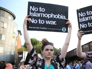 Manifestantes dicen ‘No a la islamofobia’ con carteles cerca del lugar del ataque en Finsbury Park.