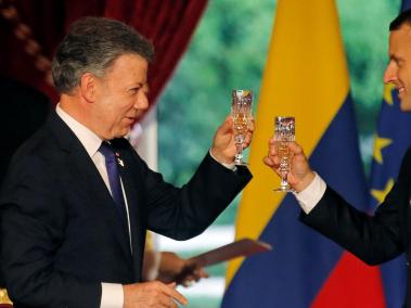 Los presidentes Juan Manuel Santos y Emmanuel Macron brindaron anoche en una cena por sus propósitos comunes.