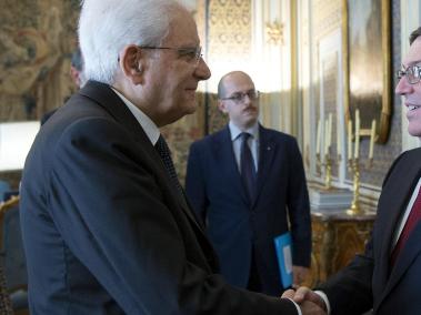 El presidente de Italia, Sergio Mattarella (der.) recibió el viernes en Roma al canciller cubano, Bruno Eduardo Rodríguez (izq.).